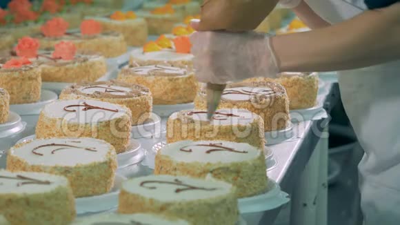 甜点用奶油注射器装饰蛋糕视频的预览图