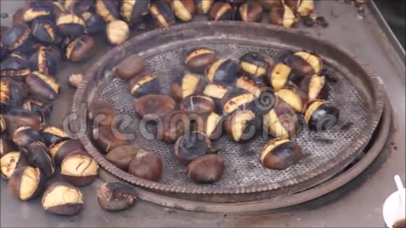 一组有机胸坚果在金属片上烹饪视频的预览图
