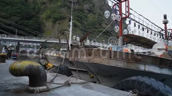 旧的生锈系泊锚绳与打结的航海绳韩国乌尔良多鱿鱼渔船停靠在乌列隆多东港视频的预览图