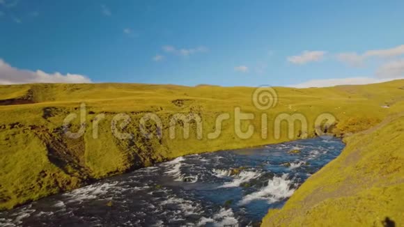 斯高加河瀑布前的景观斯高加佛斯阳光明媚的夏日全景视频的预览图
