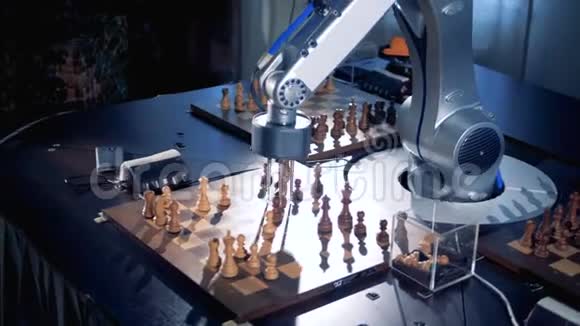 一只机械手臂在移动棋子按下象棋时钟视频的预览图