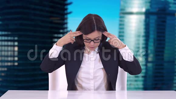 漂亮的黑发女人戴着眼镜坐在办公室的西装里大声喊叫视频的预览图