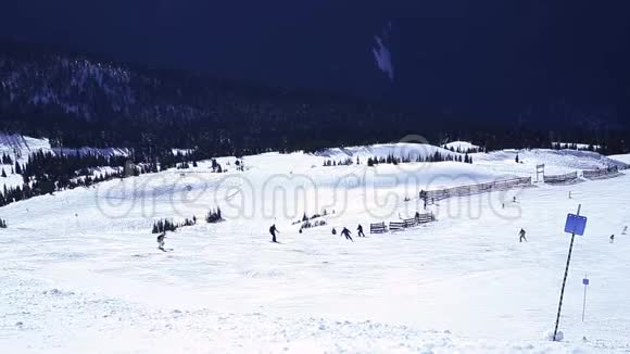 布莱克科姆山和滑雪者的足迹下山在一个阳光明媚的日子视频的预览图