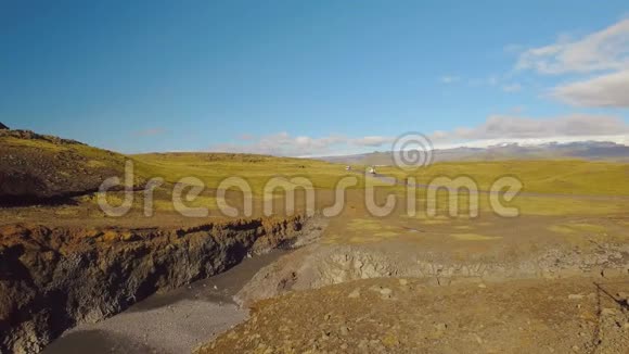 全景从Dyrholaey斗篷从山脉到黑色沙滩和大西洋阳光明媚的夏日视频的预览图