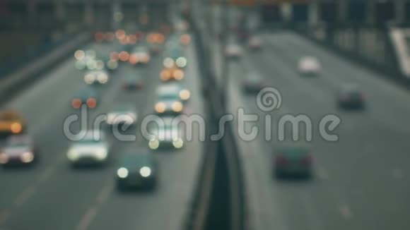 在繁忙的离焦城市高速公路上俯视视频的预览图