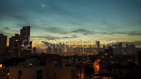 清晨在菲律宾首都马尼拉建筑物的灯光在黎明来临的时候视频的预览图