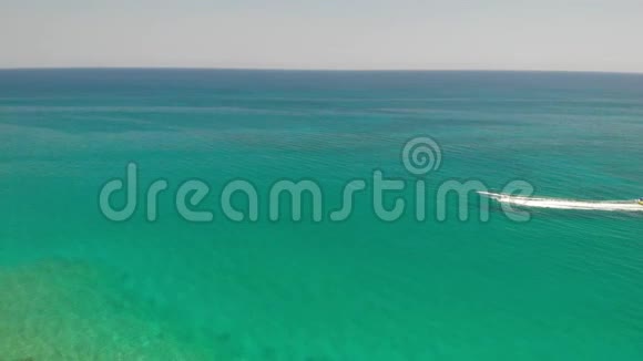 地中海蓝色海域的水活动视频的预览图