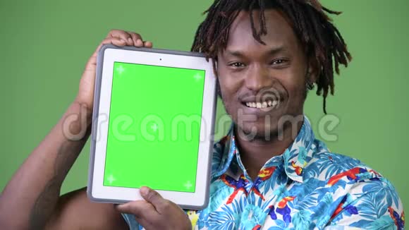 年轻英俊的非洲游客展示数码平板电脑视频的预览图