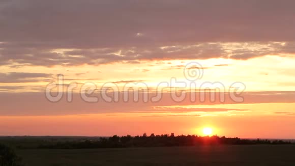 在田野里日落太阳落山了背景视频的预览图
