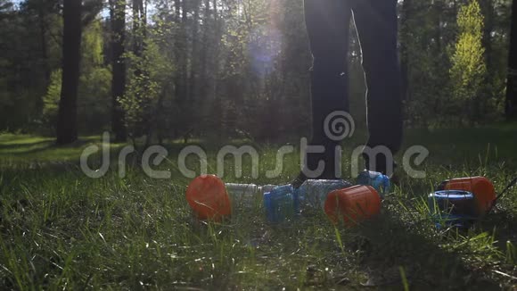 一个人在树林里乱扔垃圾扔塑料瓶视频的预览图