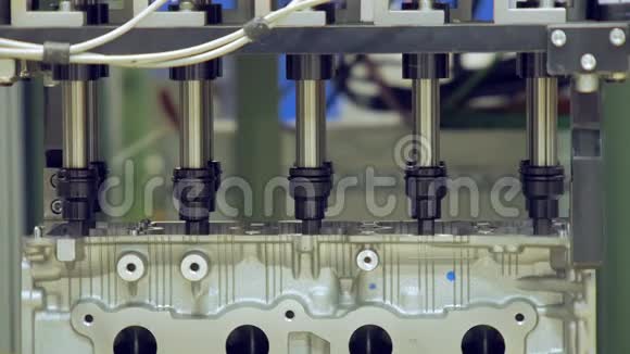 汽车发动机自动拧紧螺栓使发动机在汽车制造厂视频的预览图