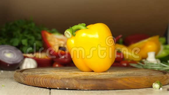黑手套厨师拿着多汁的黄胡椒它躺在木板上在一个木板上把它切成两等份视频的预览图