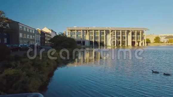 冰岛雷克雅未克中心的Tjornin湖全景议会大楼阳光明媚视频的预览图