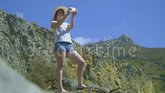 智能手机上的女性图片跨越峡谷的风景如画视频的预览图