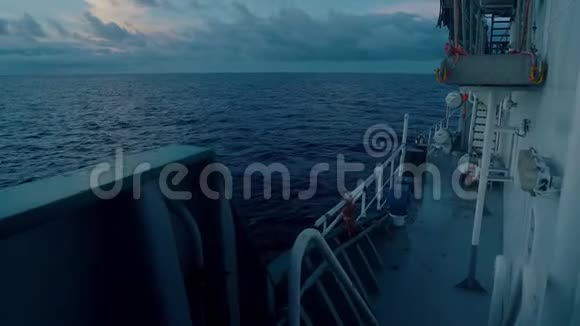 从船或船甲板到开阔海域的景色美丽的海景视频的预览图