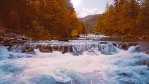一次低速飞行越过奔流的山河蓝色在林山中央日落时间太阳视频的预览图