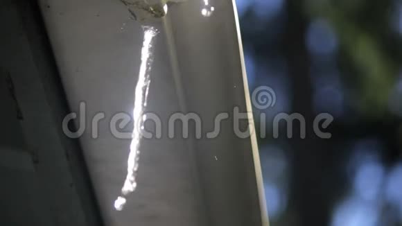 小冰柱悬挂在天沟的阳光下视频的预览图