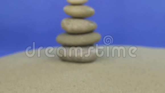 走近站在沙滩上的石头做成的金字塔孤立视频的预览图