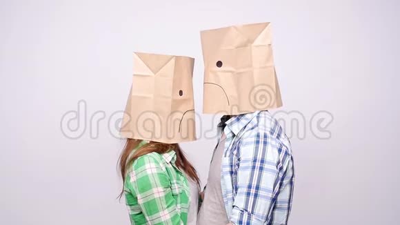 一对愁眉苦脸的夫妇头上戴着纸袋视频的预览图