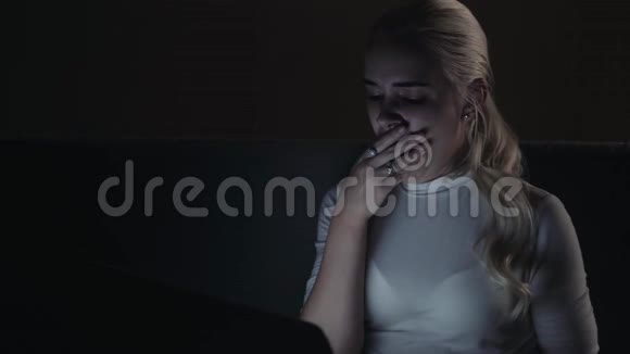 漂亮的年轻学生在做家庭作业她正在用一台笔记本电脑连接到互联网上忙碌的女孩子在工作视频的预览图