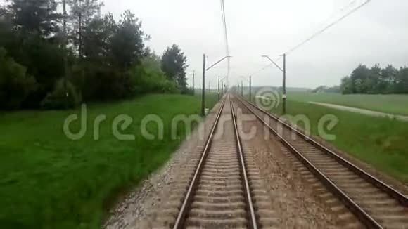 列车轨道从后窗口从移动列车A视图视频的预览图