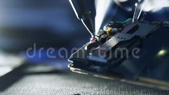 手机工程师开发人员焊接电线视频的预览图