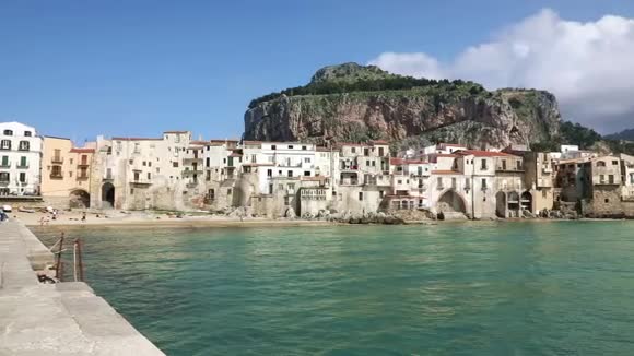 意大利Cefalu镇海岸线全景视频的预览图