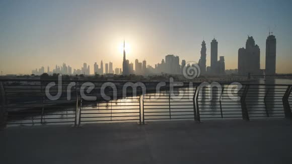 日出时迪拜摩天大楼的全景迪拜希腊区用电子方式进行射击视频的预览图