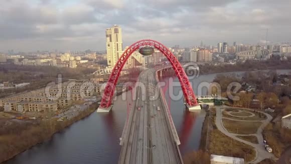 在莫斯科河上建造红色拱形电缆的金属建筑视频的预览图