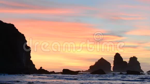 塔斯曼海沿岸绚丽多彩的日落视频的预览图