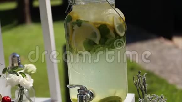 新鲜的柠檬水立在桌子上视频的预览图