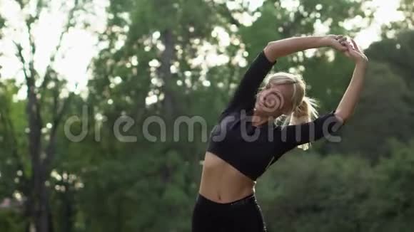 运动前做热身运动的年轻女子视频的预览图