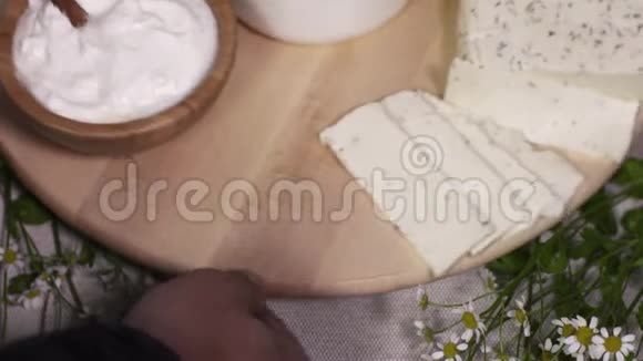 厨师把木盘和奶制品放在厨房里视频的预览图