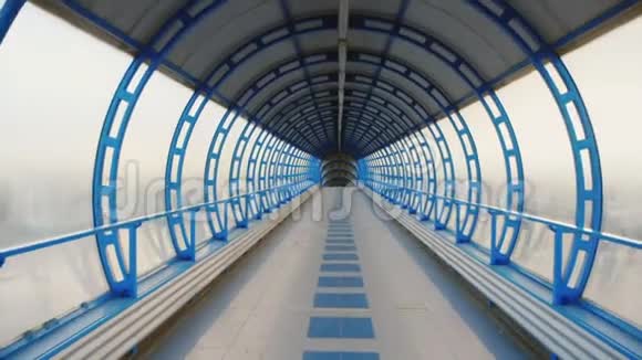 镜头飞过玻璃隧道机场或火车站终点站之间的过渡POV视频视频的预览图