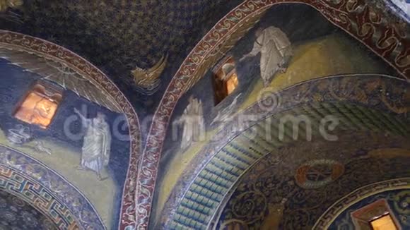加拉普莱西亚陵墓的内部是一个装饰着瑞文纳彩色马赛克的礼拜堂视频的预览图