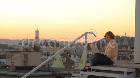 现代时尚的年轻女商人手提电脑与风景如画的欧洲城市景观背景视频的预览图
