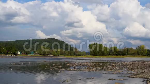 夏季景观河流和山景的背景天空视频的预览图