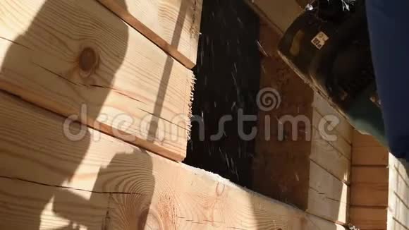 准备在木屋安装窗户锯木材视频的预览图