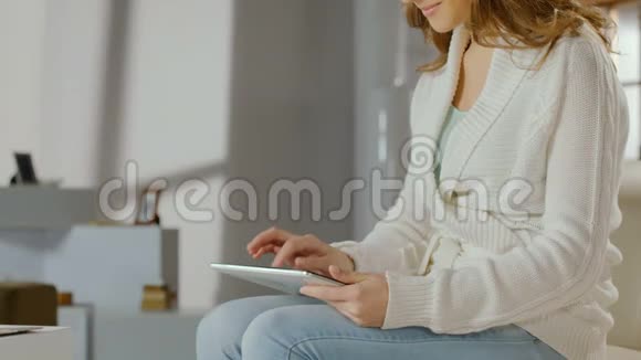 女人在家里使用平板电脑上网聊天看电影视频的预览图