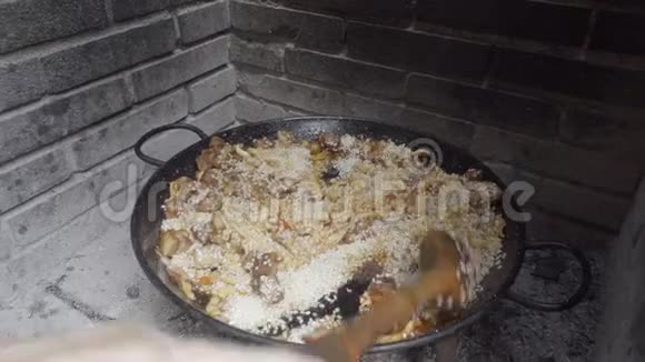 烹饪西班牙海鲜饭斯丁林饭视频的预览图
