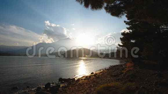 日落于风景如画的海湾视频的预览图