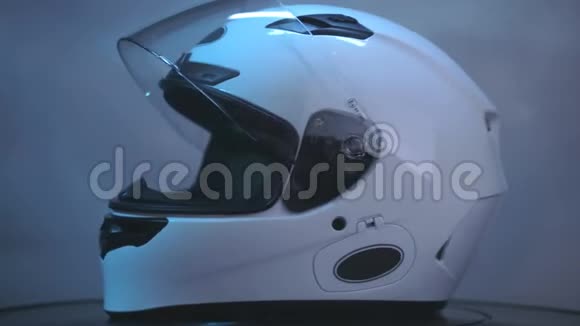 白色摩托车全脸头盔在黑色背景上旋转视频的预览图