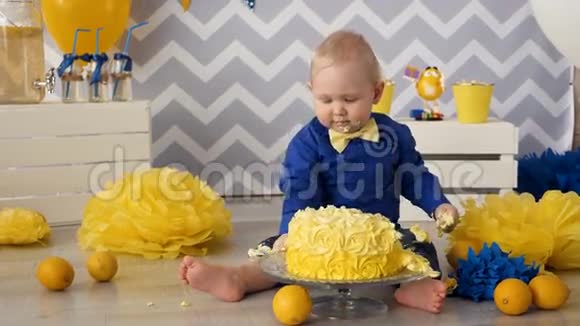 一个小男孩用手吃蛋糕生日派对期间在房间里乱搞视频的预览图