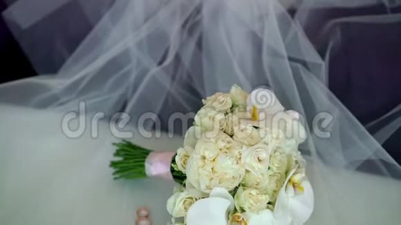 新娘的婚礼花束戴着面纱和两个结婚戒指视频的预览图