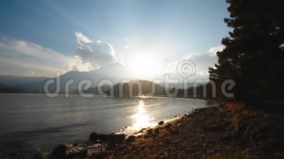 日落于风景如画的海湾视频的预览图