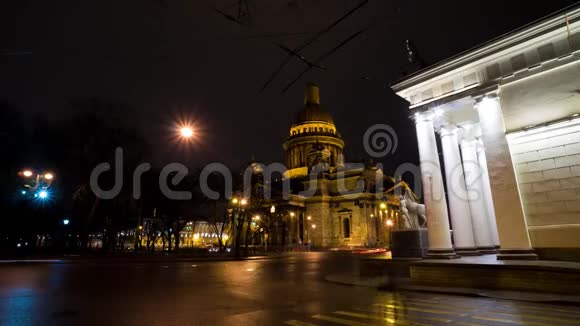美丽的夜景艾萨克大教堂附近的宫殿广场圣彼得堡俄罗斯视频的预览图