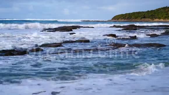 波浪在岩石海岸破碎视频的预览图