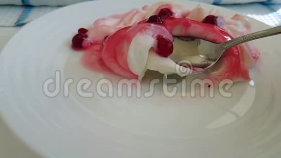 酸奶浆果勺慢镜头拍摄视频的预览图