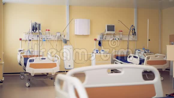 三张病床显示在一个医院单元的中间视频的预览图
