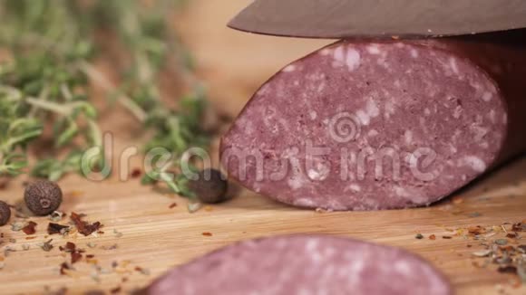 鲜肉熟食在草药旁边的砧板上用刀片切视频的预览图